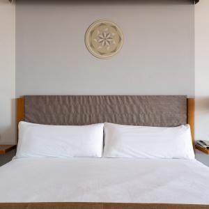 Detalla cama de habitación accesible en el Parador de Lorca